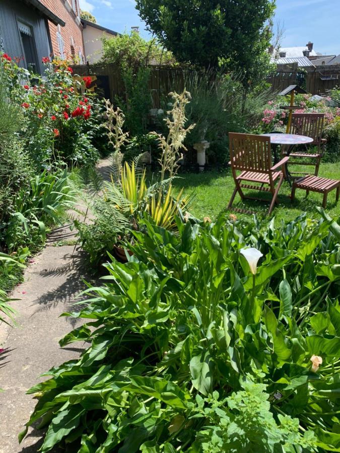 Bed and Breakfast Dom'S Garden Livarot-Pays-d'Auge Esterno foto